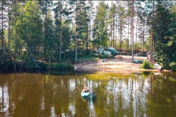 Byl pozdní večer, první máj, večerní máj, byl obytňáků čas