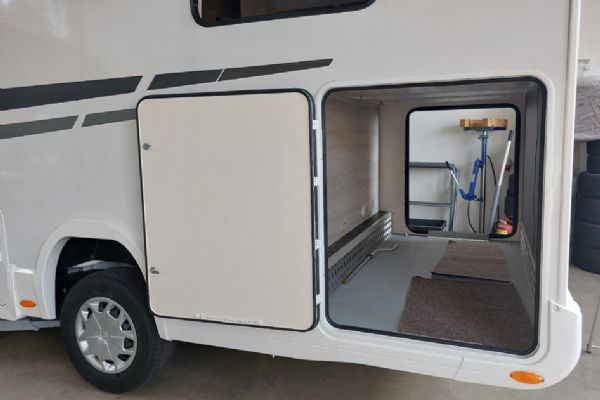 Obytný vůz s garáží pro moderní cestovatele